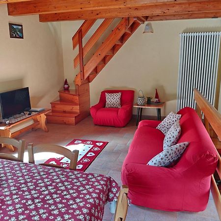 Casa Vacanze: Maison Des Gnomes Challand-Saint-Anselme Exterior photo