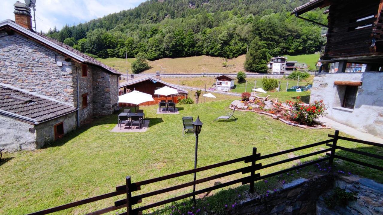 Casa Vacanze: Maison Des Gnomes Challand-Saint-Anselme Exterior photo