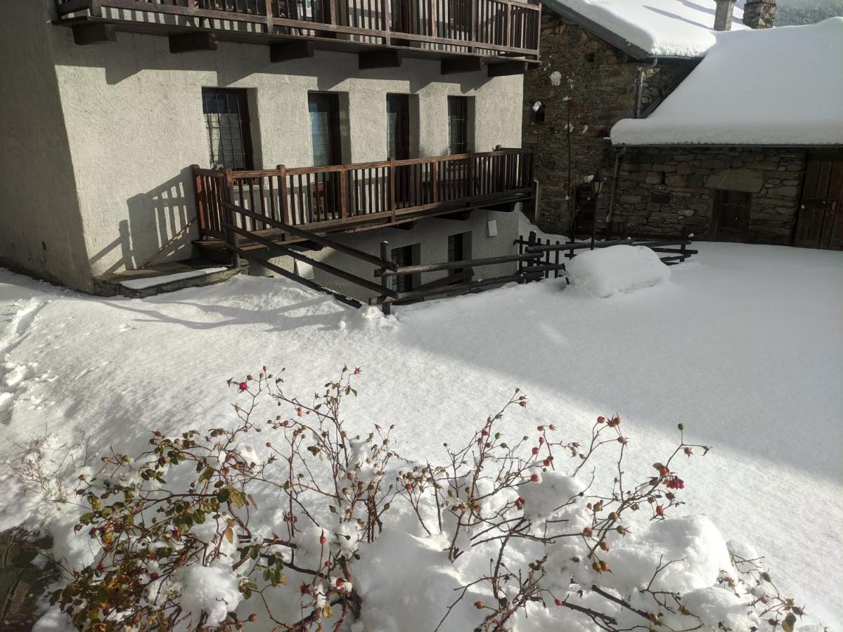 Casa Vacanze: Maison Des Gnomes Challand-Saint-Anselme Exterior photo